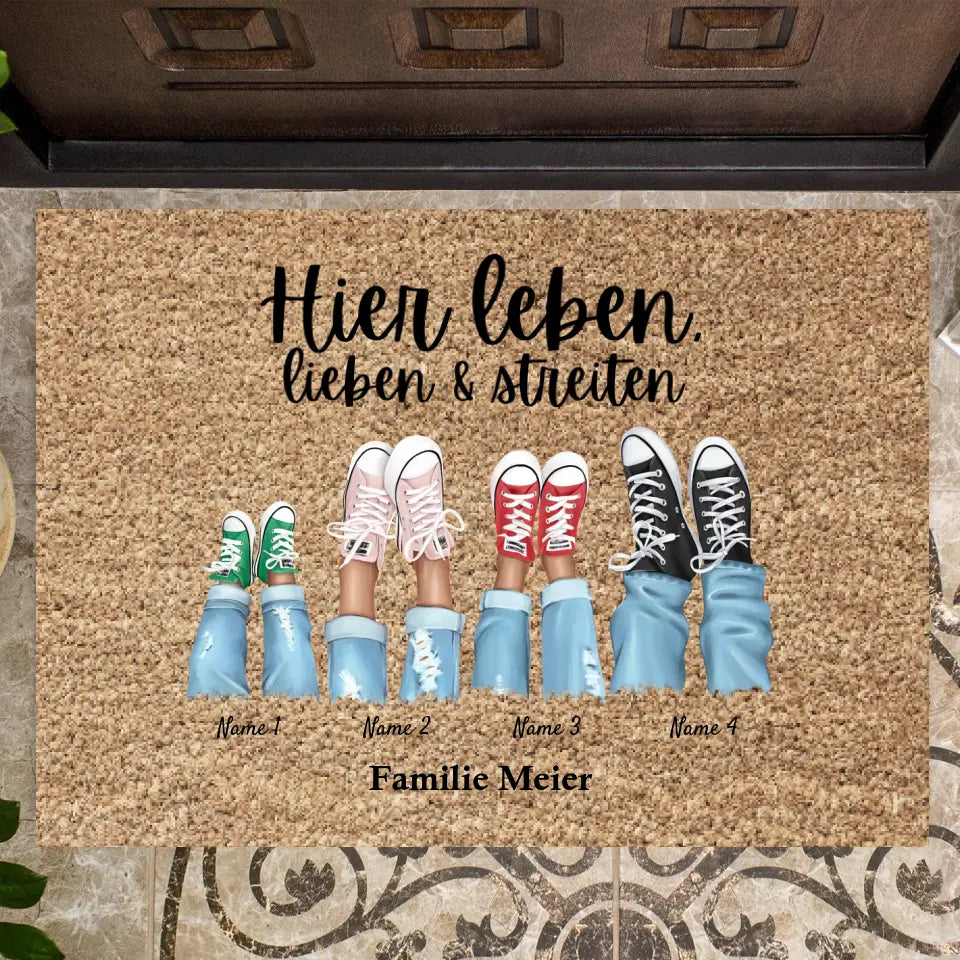 Hier leben, lieben & streiten wir - Personalisierte Familien Fußmatte (2-8 Personen)