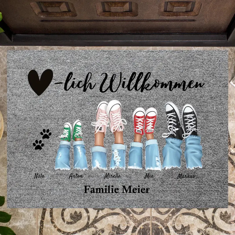 Herzlich Willkommen - Personalisierte Fußmatte für innen & aussen (2-8 Personen, Kinder & Haustiere) Grau