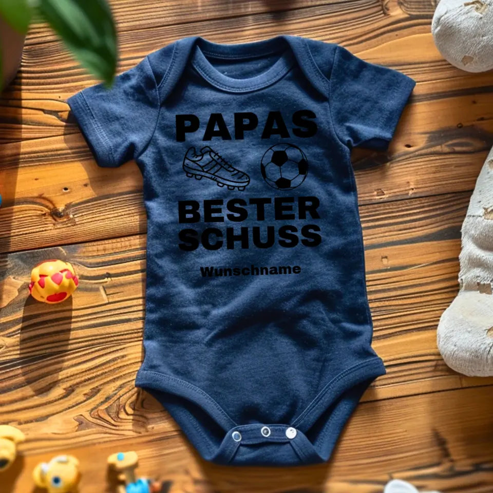 Papas bester Schuss - Personalisierter Baby-Onesie/ Strampler, 100% Bio-Baumwolle, Fußball Fan Body