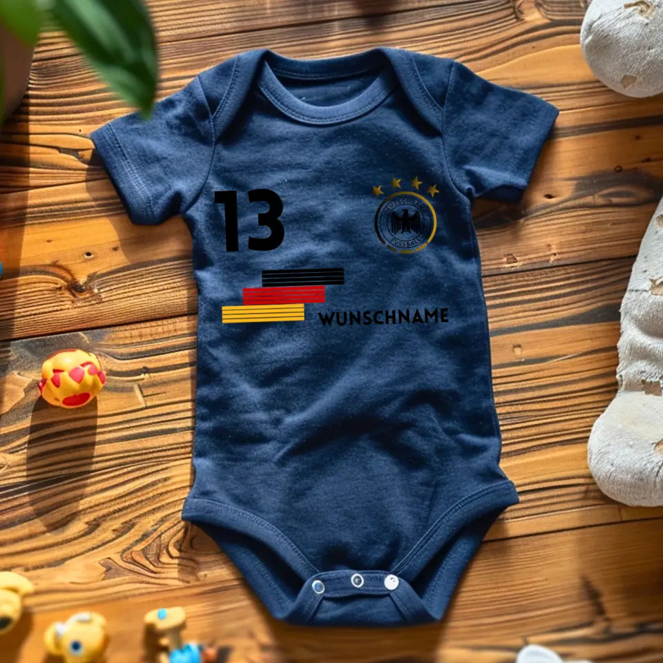 Deutschland Trikot Strampler - Personalisierter Baby-Onesie, Body mit anpassbarem Namen und Trikotnummer, 100% Bio-Baumwolle,