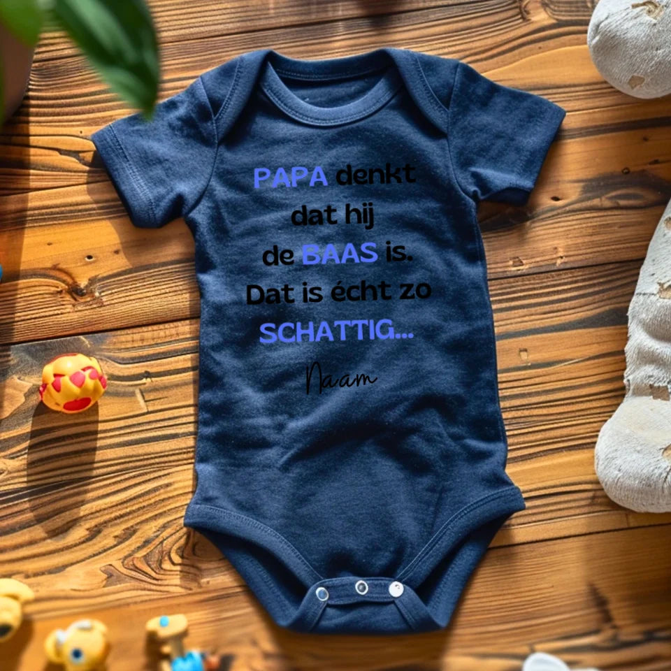 PAPA denkt dat hij de BAAS is - Gepersonaliseerde baby onesie/ romper voor Kerstmis, 100% biologisch katoen