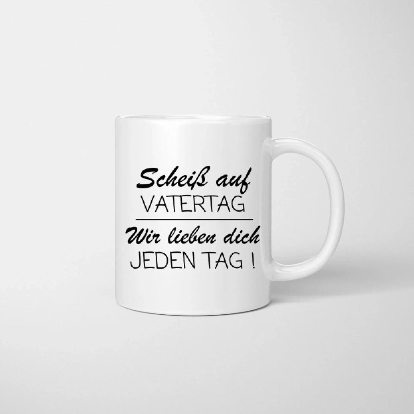 Scheiss auf Vatertag, wir lieben dich jeden Tag - Personalisierte Tasse für Papa (von Mama und Kindern)