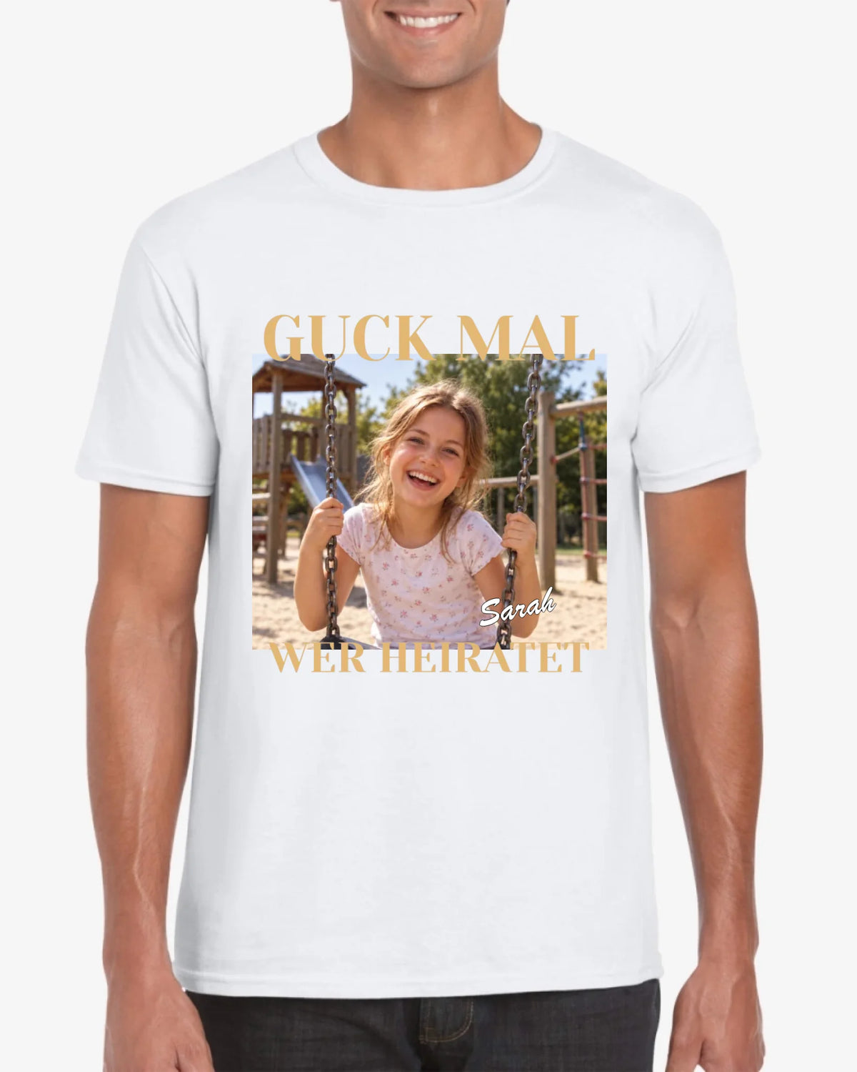 "Guck mal wer heiratet" - Personalisiertes T-Shirt (100% Baumwolle, Unisex) zur Verlobung, Hochzeit, JGA