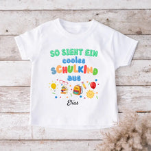 Carica l&#39;immagine nel visualizzatore di Gallery, So sieht ein cooles Schulkind aus - Personalisiertes T-Shirt für Kinder zur Einschulung (100% Baumwolle)
