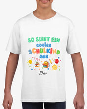 Carica l&#39;immagine nel visualizzatore di Gallery, So sieht ein cooles Schulkind aus - Personalisiertes T-Shirt für Kinder zur Einschulung (100% Baumwolle)
