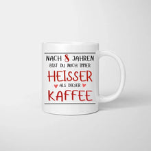 Carica l&#39;immagine nel visualizzatore di Gallery, Du bist heisser als Kaffee - Personalisierte Tasse für Pärchen, Jahrestag, Hochzeitstag
