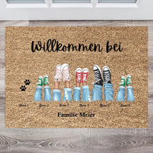 Carica l&#39;immagine nel visualizzatore di Gallery, Willkommen bei unserer Familie - Personalisierte Familien Fußmatte (2-8 Personen, Kinder &amp; Haustiere)
