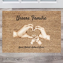 Carica l&#39;immagine nel visualizzatore di Gallery, Personalisierte Fußmatte &quot;Unsere Familie&quot; (Eltern, Kinder &amp; Haustiere)
