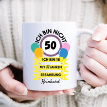 Carica l&#39;immagine nel visualizzatore di Gallery, Ich bin nicht 50, ich bin 18 mit 32 Jahren Erfahrung - Personalisierte Tasse zum Geburtstag 30, 40, 50, 60, 70, 80 Jahre (Alter &amp; Namen individualisieren)
