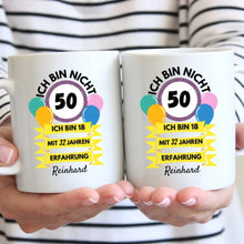 Carica l&#39;immagine nel visualizzatore di Gallery, Ich bin nicht 50, ich bin 18 mit 32 Jahren Erfahrung - Personalisierte Tasse zum Geburtstag 30, 40, 50, 60, 70, 80 Jahre (Alter &amp; Namen individualisieren)
