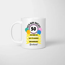 Carica l&#39;immagine nel visualizzatore di Gallery, Ich bin nicht 50, ich bin 18 mit 32 Jahren Erfahrung - Personalisierte Tasse zum Geburtstag 30, 40, 50, 60, 70, 80 Jahre (Alter &amp; Namen individualisieren)
