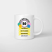 Carica l&#39;immagine nel visualizzatore di Gallery, Ich bin nicht 50, ich bin 18 mit 32 Jahren Erfahrung - Personalisierte Tasse zum Geburtstag 30, 40, 50, 60, 70, 80 Jahre (Alter &amp; Namen individualisieren)
