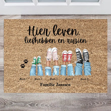 Carica l&#39;immagine nel visualizzatore di Gallery, Hier leven, liefhebben en ruziën - Persoonlijke familie deurmat (1-8 personen, kinderen, huisdieren)
