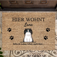 Carica l&#39;immagine nel visualizzatore di Gallery, &quot;Hier wohnt&quot; Fußmatte mit Katze personalisiert (1-4 Katzen)
