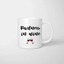 Carica l&#39;immagine nel visualizzatore di Gallery, Partners in Wine - Personalisierte Pärchen-Tasse (Mann &amp; Frau)
