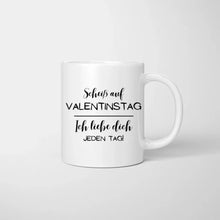 Carica l&#39;immagine nel visualizzatore di Gallery, Ich liebe dich jeden Tag &quot;Arm in Arm&quot; - Personalisierte Tasse für Paare
