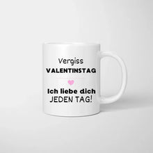 Carica l&#39;immagine nel visualizzatore di Gallery, Vergiss Valentinstag, ich liebe dich jeden Tag - Personalisierte Tasse für Paare
