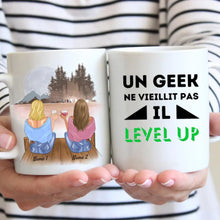 Carica l&#39;immagine nel visualizzatore di Gallery, Un geek ne vieillit pas il level up - Mug personnalisé (2-4 personnes)
