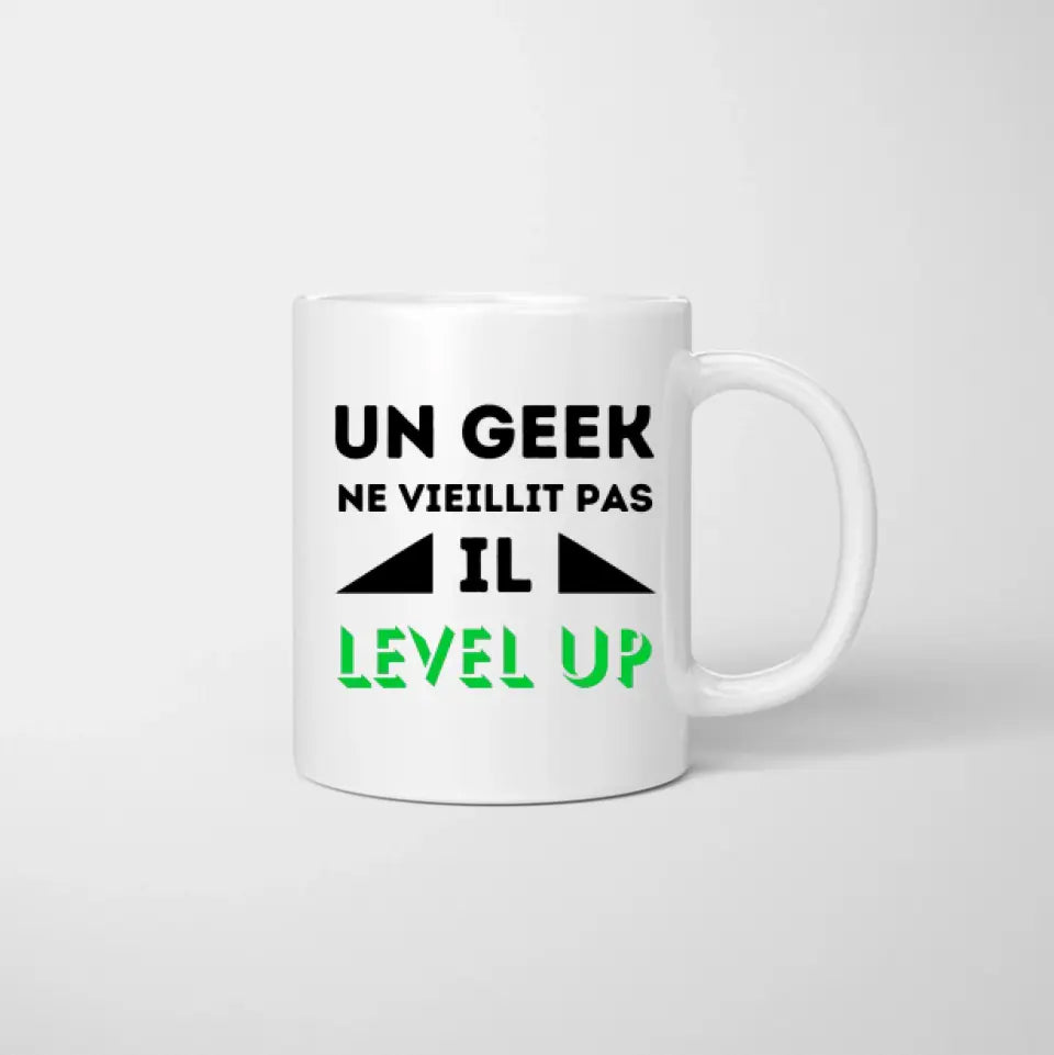 Un geek ne vieillit pas il level up - Mug personnalisé (2-4 personnes)