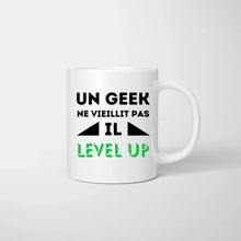 Carica l&#39;immagine nel visualizzatore di Gallery, Un geek ne vieillit pas il level up - Mug personnalisé (2-4 personnes)
