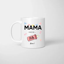 Carica l&#39;immagine nel visualizzatore di Gallery, Mama Loading 2024 - Personalisierte Tasse für werdende Mütter, Väter, zur Verkündung (Mama, Papa, Oma, Opa, Patin, Pate)
