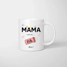 Carica l&#39;immagine nel visualizzatore di Gallery, Mama Loading 2024 - Personalisierte Tasse für werdende Mütter, Väter, zur Verkündung (Mama, Papa, Oma, Opa, Patin, Pate)
