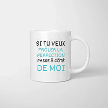 Carica l&#39;immagine nel visualizzatore di Gallery, Si tu veux froler la perfection passe a cote de moi - Mug personnalisé (2-4 personnes)
