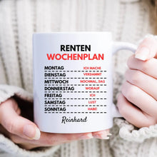 Carica l&#39;immagine nel visualizzatore di Gallery, Renten Wochenplan - Personalisierte lustige Tasse zum Geburtstag (Rentner-Edition)
