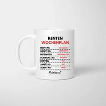 Carica l&#39;immagine nel visualizzatore di Gallery, Renten Wochenplan - Personalisierte lustige Tasse zum Geburtstag (Rentner-Edition)
