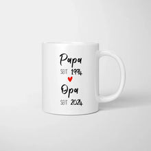 Carica l&#39;immagine nel visualizzatore di Gallery, Vom Papa zum Opa - Personalisierte Tasse zur Verkündung (Papa seit, Opa seit, Jahreszahlen)
