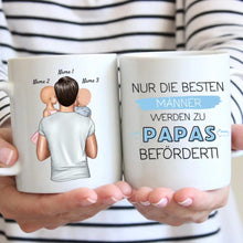 Carica l&#39;immagine nel visualizzatore di Gallery, Nur die besten Männer werden zu Papas befördert - Personalisierte Tasse für Väter (Vatertag 1-4 Kinder)
