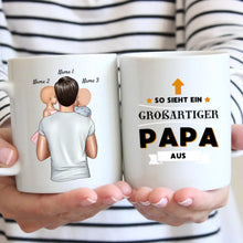 Carica l&#39;immagine nel visualizzatore di Gallery, So sieht ein großartiger PAPA aus! - Personalisierte Tasse für Väter (Vatertag 1-4 Kinder)
