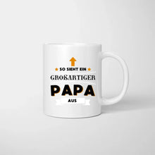 Carica l&#39;immagine nel visualizzatore di Gallery, So sieht ein großartiger PAPA aus! - Personalisierte Tasse für Väter (Vatertag 1-4 Kinder)
