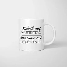 Carica l&#39;immagine nel visualizzatore di Gallery, Scheiss auf Muttertag, wir lieben dich jeden Tag - Personalisierte Tasse (1-4 Kinder, Muttertag)
