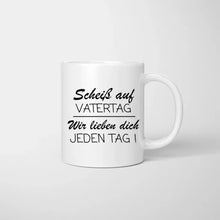 Carica l&#39;immagine nel visualizzatore di Gallery, Scheiss auf Vatertag, wir lieben dich jeden Tag - Personalisierte Tasse (Papa mit 1-4 Kinder)
