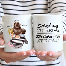 Carica l&#39;immagine nel visualizzatore di Gallery, Scheiss auf Muttertag, wir lieben dich jeden Tag - Personalisierte Familien Tasse (Eltern mit 1-4 Kinder)
