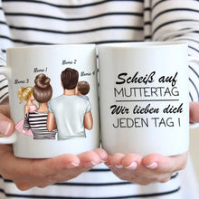 Carica l&#39;immagine nel visualizzatore di Gallery, Scheiss auf Muttertag, wir lieben dich jeden Tag - Personalisierte Familien Tasse (Eltern mit 1-4 Kinder)
