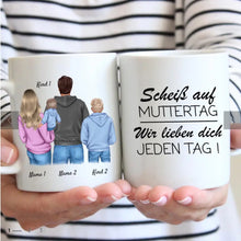 Carica l&#39;immagine nel visualizzatore di Gallery, Scheiß auf Muttertag wir lieben dich jeden Tag! - Personalisierte Familien Tasse (Eltern mit 1-4 Kinder, Teenager)
