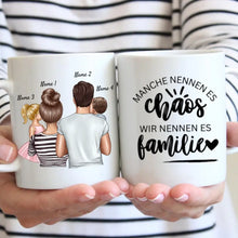 Carica l&#39;immagine nel visualizzatore di Gallery, Manche nennen es Chaos, wir nennen es Familie - Personalisierte Familien Tasse (Muttertag, Vatertag mit 1-4 Kinder)
