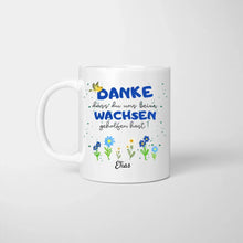 Carica l&#39;immagine nel visualizzatore di Gallery, Danke, dass du mir beim wachsen geholfen hast - Personalisierte Tasse, Abschiedsgeschenk, Erzieher, Kindergarten, Schule, Lehrer, Tagesmutter
