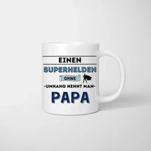 Carica l&#39;immagine nel visualizzatore di Gallery, Superheld ohne Umhang PAPA - Personalisierte Tasse (1-4 Kinder)
