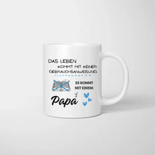 Carica l&#39;immagine nel visualizzatore di Gallery, Leben kommt mit keiner Gebrauchsanweisung sondern mit einem Papa - Personalisierte Tasse (Vater mit 1-4 Kinder)
