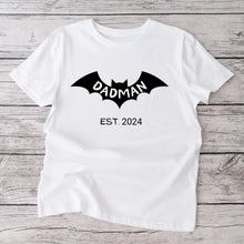 Carica l&#39;immagine nel visualizzatore di Gallery, Dadman/ Badmom seit 2024 - Personalisiertes T-Shirt für werdende Väter, Ankündigung Geburt/ Schwangerschaft 100% Baumwolle
