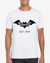 Carica l&#39;immagine nel visualizzatore di Gallery, Badmom (Dadman) seit 2024 - Personalisiertes T-Shirt für werdende Mütter, Ankündigung Geburt/ Schwangerschaft 100% Baumwolle
