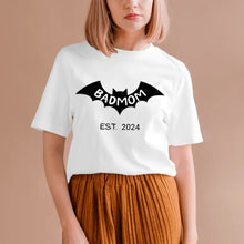 Carica l&#39;immagine nel visualizzatore di Gallery, Badmom (Dadman) seit 2024 - Personalisiertes T-Shirt für werdende Mütter, Ankündigung Geburt/ Schwangerschaft 100% Baumwolle
