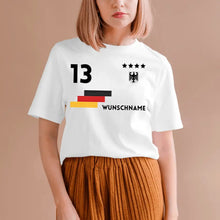 Carica l&#39;immagine nel visualizzatore di Gallery, Fußball EM 2024 Deutschland Trikot - Personalisiertes T-Shirt für Fußball-Fans (100% Baumwolle, Unisex)
