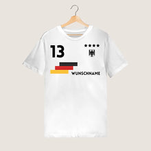 Carica l&#39;immagine nel visualizzatore di Gallery, Fußball EM 2024 Deutschland Trikot - Personalisiertes T-Shirt für Fußball-Fans (100% Baumwolle, Unisex)
