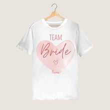 Carica l&#39;immagine nel visualizzatore di Gallery, Personalisiertes JGA T-Shirt Team Braut, Tshirt Frauen, Junggesellenabschied T-Shirt, Brautjungfer Tshirt - Personalisiertes T-Shirt (100% Baumwolle, Unisex)
