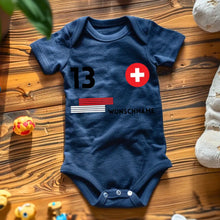 Carica l&#39;immagine nel visualizzatore di Gallery, 2024 Fussball EM Schweiz - Personalisierter Baby-Onesie/ Strampler, Trikot mit anpassbarem Namen und Trikotnummer, 100% Bio-Baumwolle Baby Body
