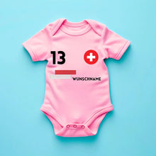 Carica l&#39;immagine nel visualizzatore di Gallery, 2024 Fussball EM Schweiz - Personalisierter Baby-Onesie/ Strampler, Trikot mit anpassbarem Namen und Trikotnummer, 100% Bio-Baumwolle Baby Body

